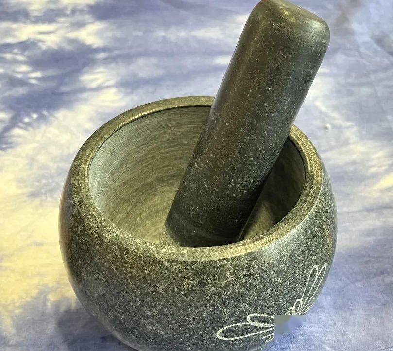 木待制(茶臼)金法曹(茶碾)石转运(茶磨 )罗枢密(茶罗)竺副帅(茶筅)