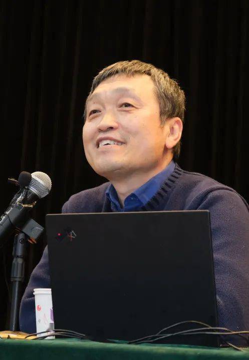 南方科技大学人文科学中心的吴岩教授来到北京景山学校,为同学们进行