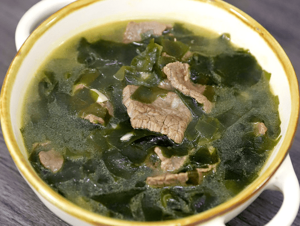 特殊餐食:莲子猪肚汤八宝豆腐,裙带菜瘦肉汤软香米饭,糖醋猪颈肉午餐