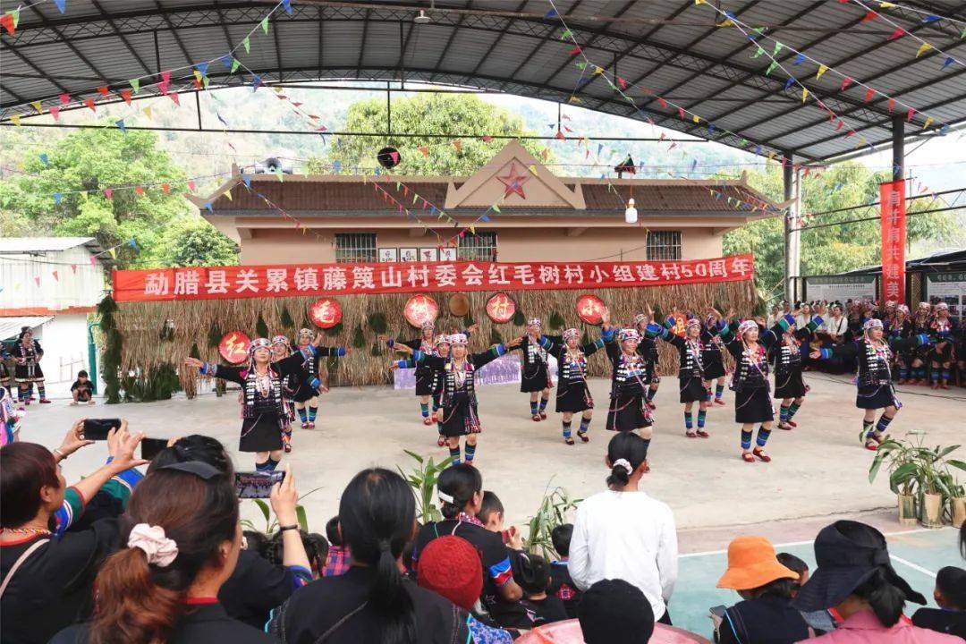 勐腊县关累镇红毛树村小组举行庆典活动_村民_村寨_西双版纳