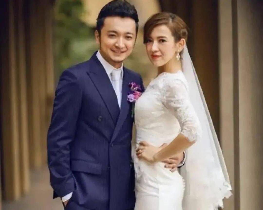 尼格买提公主抱大10岁朱迅,紧捂女方裙摆好绅士,两人曾贴脸亲吻_桌子