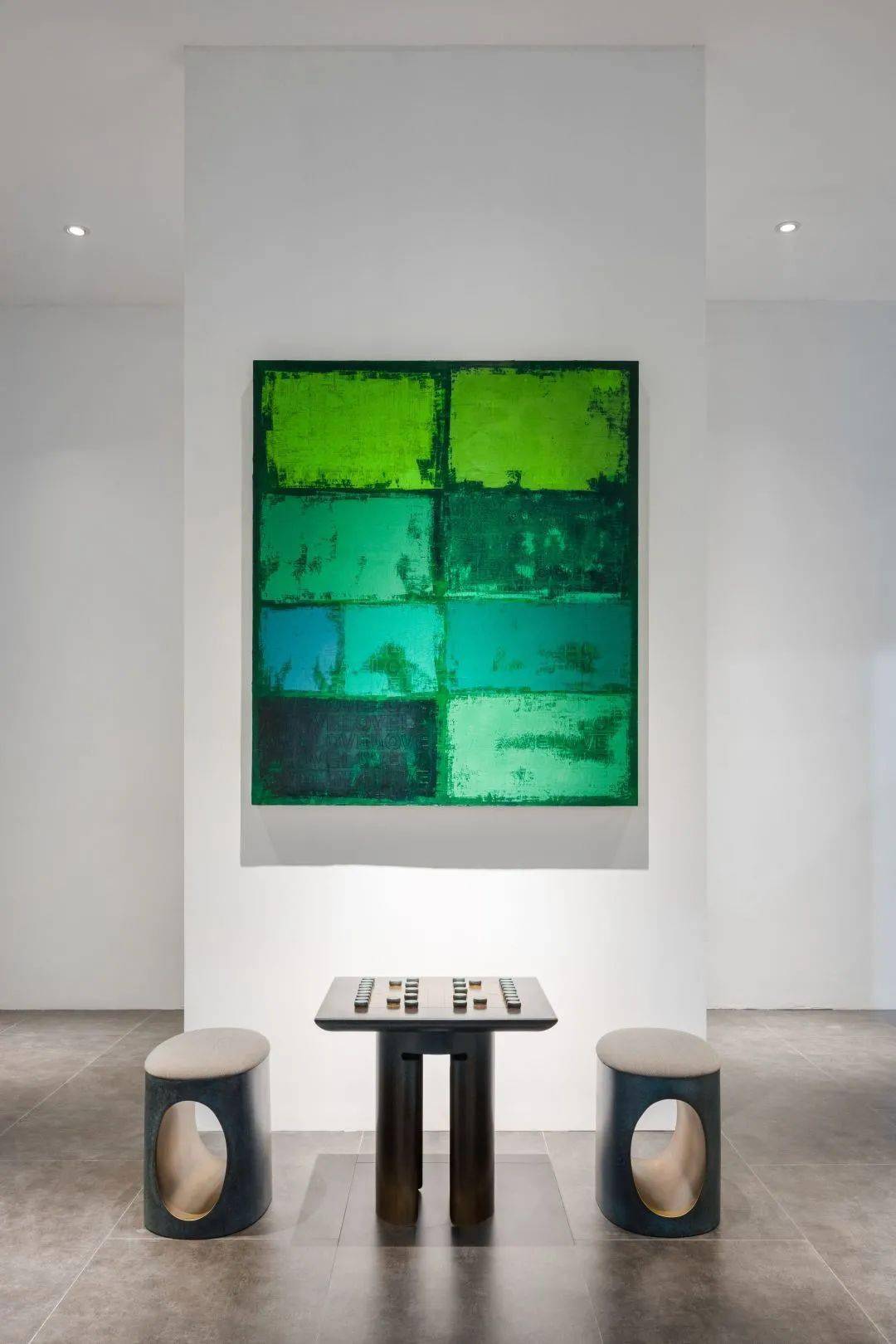 "中国传统当代化"的铜质器物,和艺术家艾敬的"love"系列作品相互融合