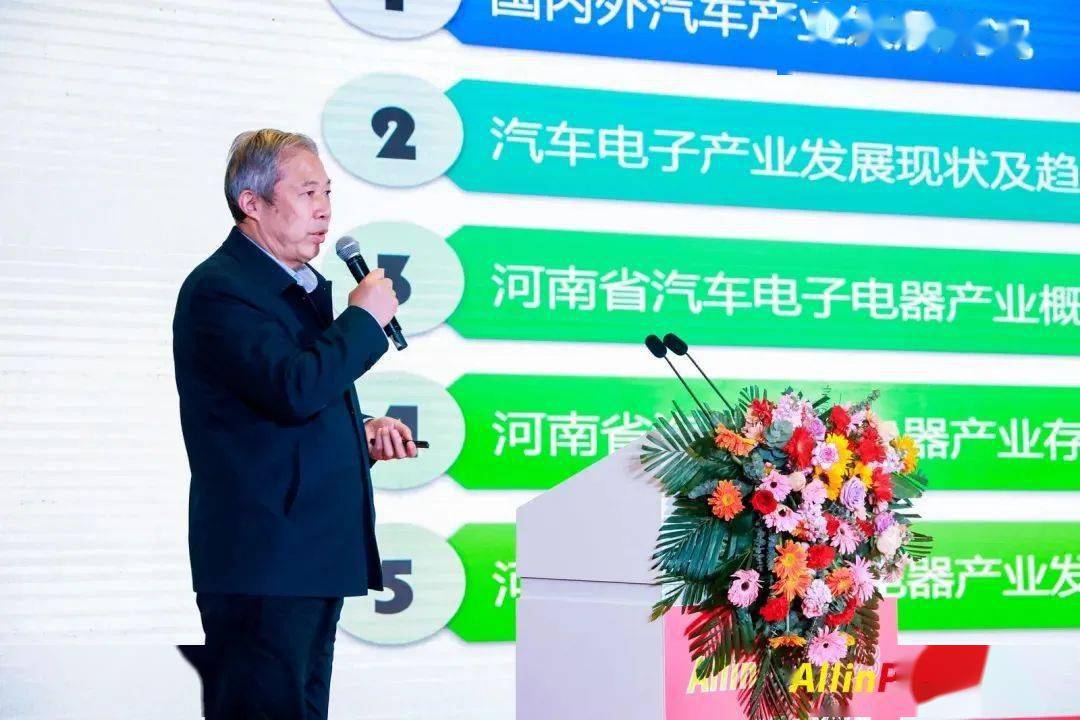 应用研讨会"致辞郑州塑博会组委会负责人李德伦带领大家参观了展会