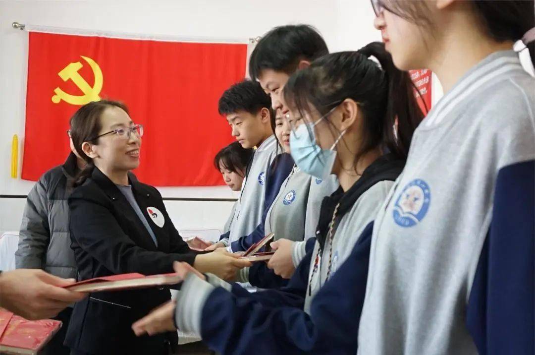 仪式上,兰西一中党支部书记赵靖坤对省青少年发展基金会和三月三爱心