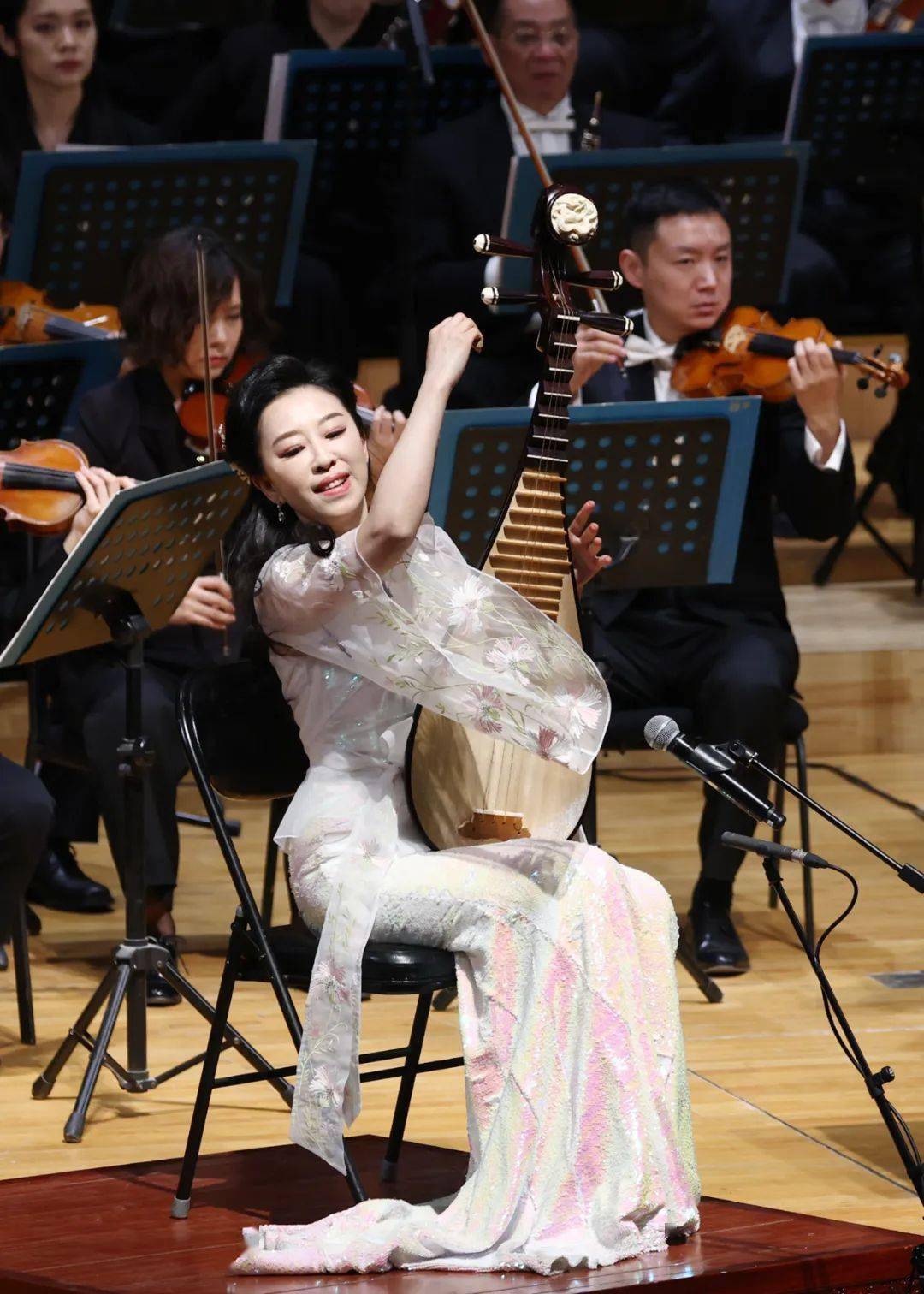 音乐会从谭盾的二胡协奏曲卧虎藏龙开始