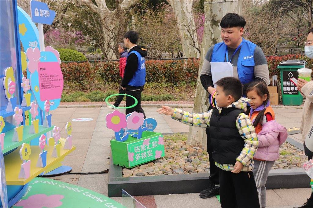 上海首个反诈花展开幕 勤学老奶奶在樱花丛学了1小时手机