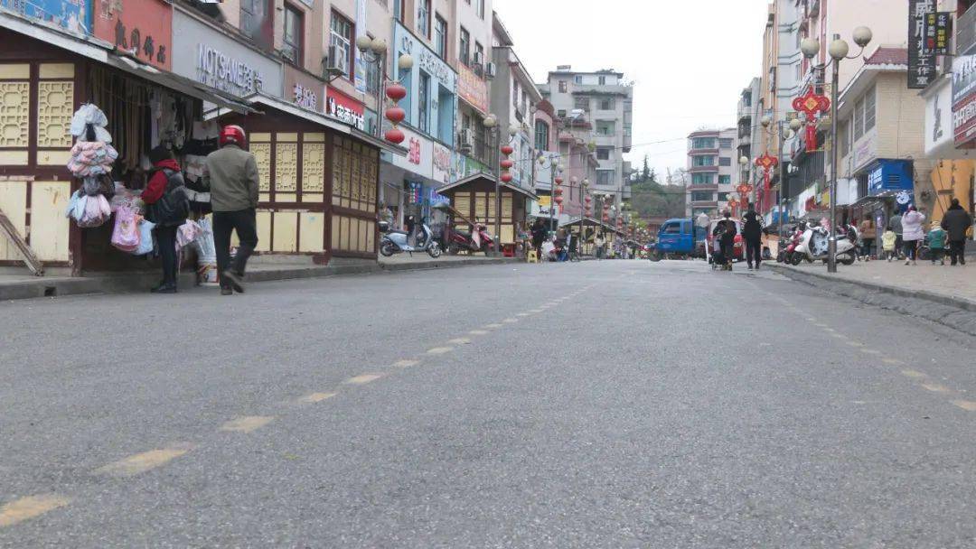 通过整合搬迁,在县城步行街,园台东路,上马南路等老集市区域,以往占道