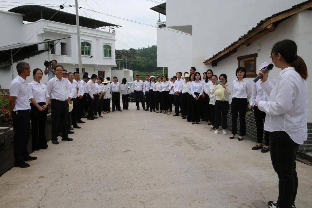 长寿区葛兰镇盐井村党支部书记程锦荣(中)和村民代表同台展示基层