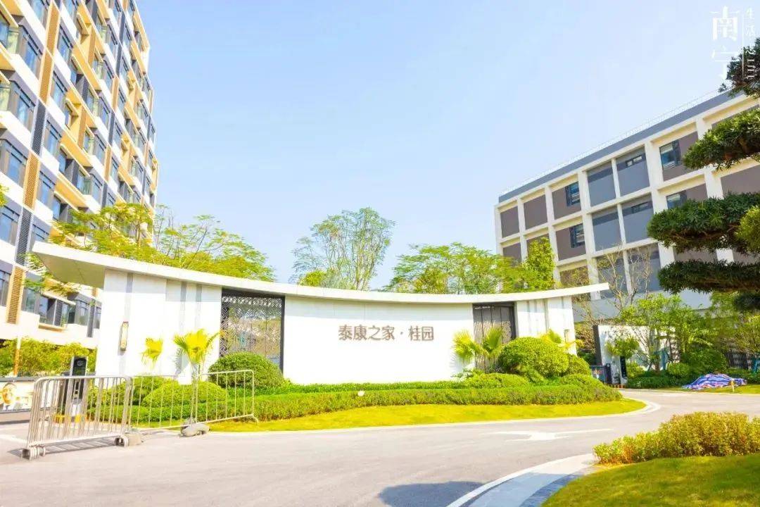 2万㎡的泰康之家·桂园,如一个现代化的山水聚落,行走其中就像散步在