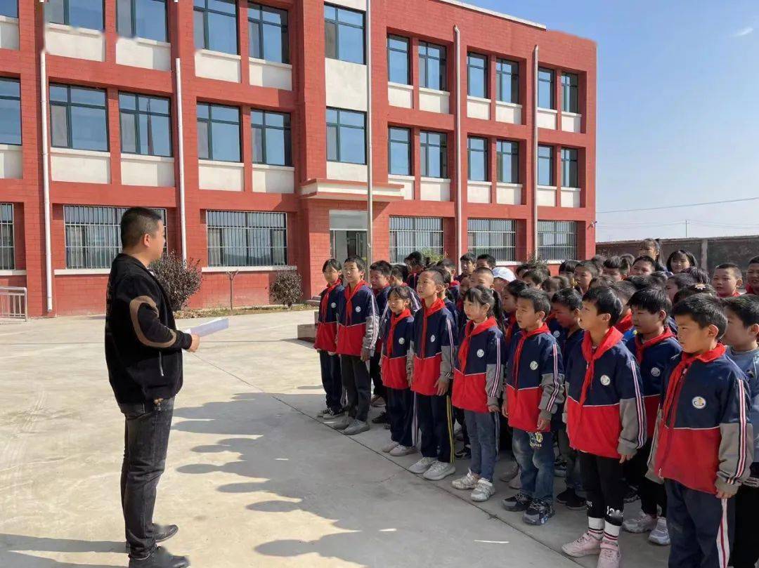 临"震"不乱 安全常伴——郭屯镇小学开展防震应急疏散演练_阳谷县