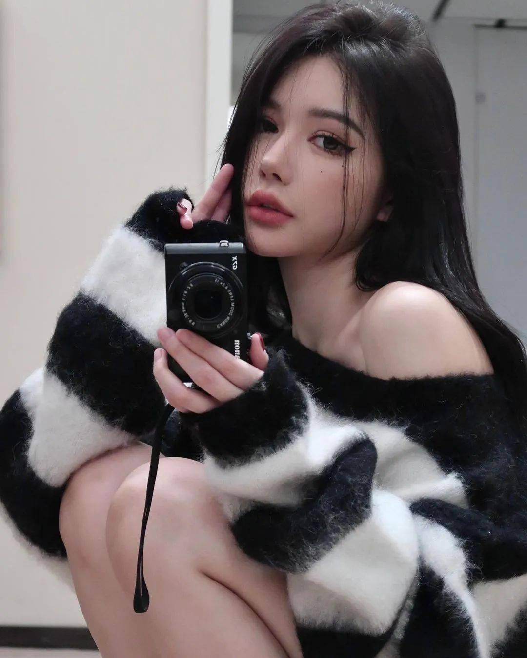 国产嫩模媛媛酱,黑丝后妈裙香欲撩人