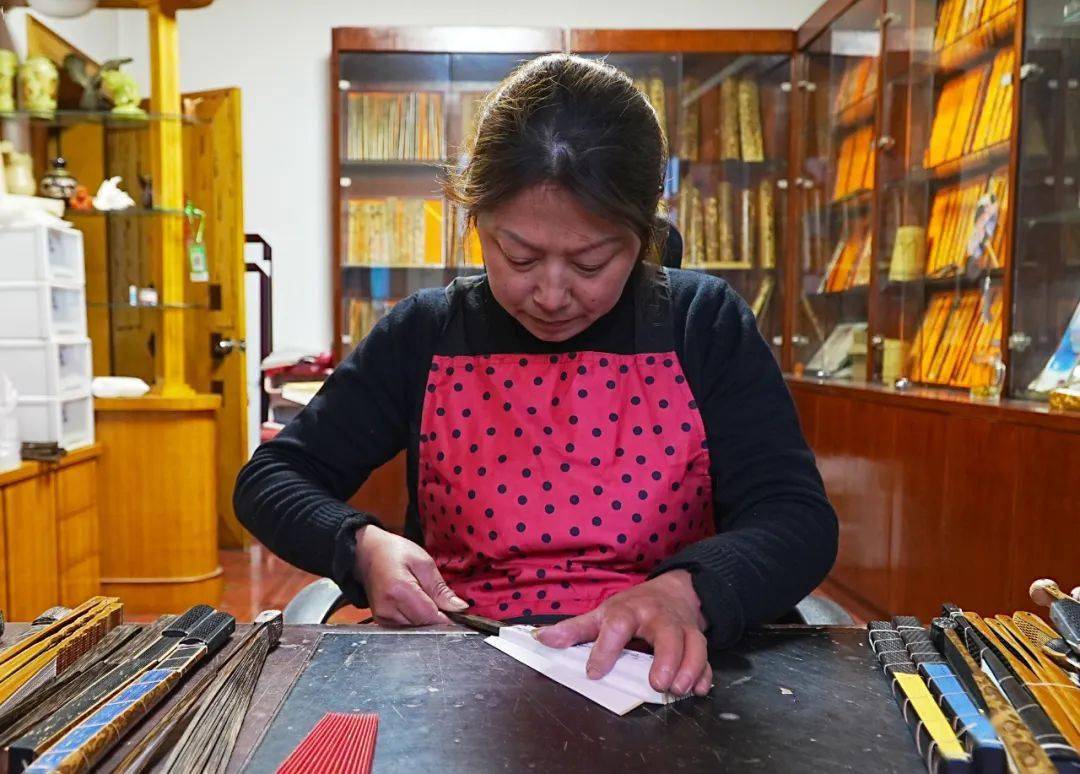 "探路"15年,湖州安吉扇艺匠人的诚信故事_经营_公司_扇子