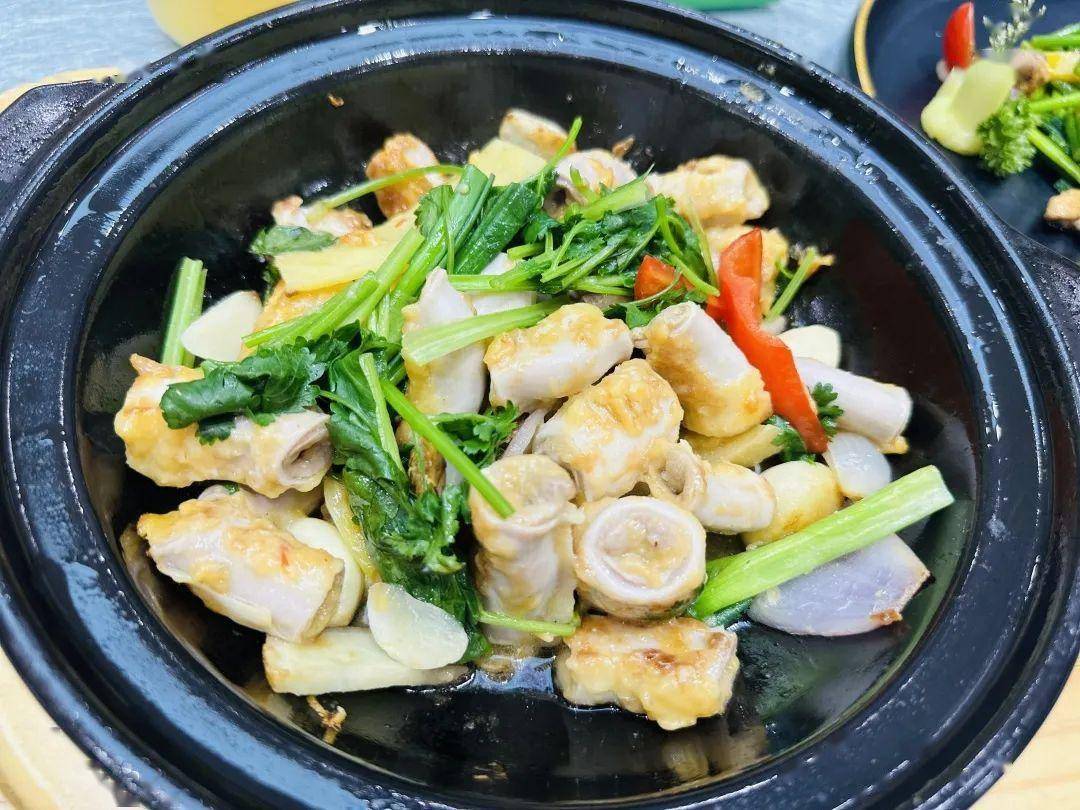 啫啫竹肠金蒜蒸陈村粉胜瓜什菌浸珍珠贝竹笙煎鱼饼拼炸牛奶结会圆桌