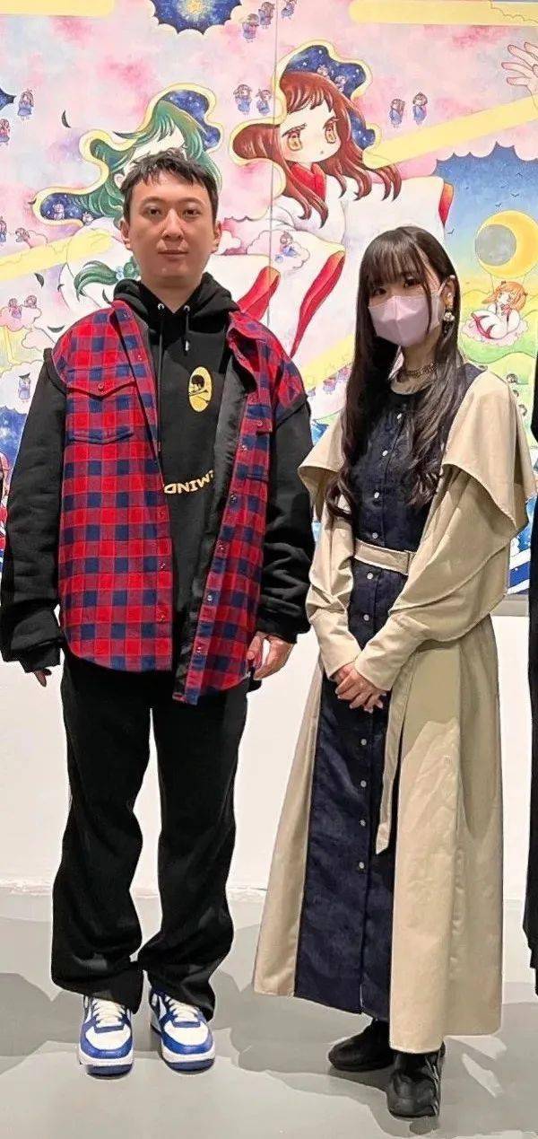 王思聪与日本美女合照显"乖巧"?