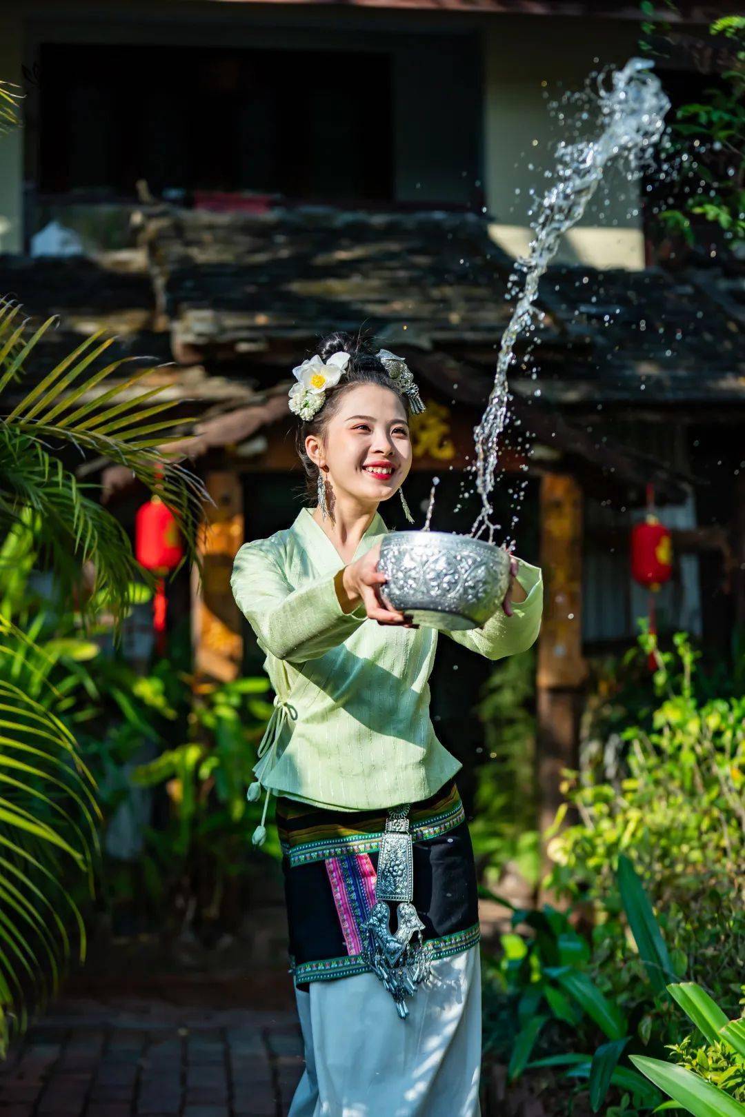 大批美女集结 | 告庄邀你来组战队泼水啦!_庄西双_西双版纳_西双景