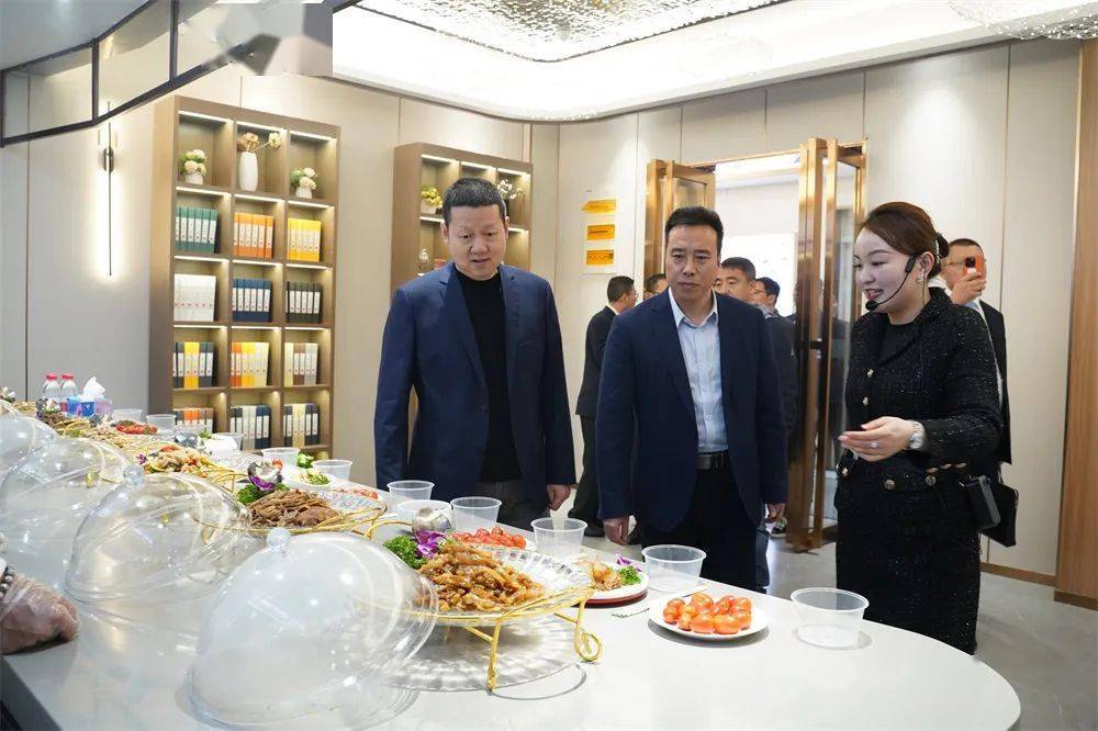 大健康事业部经理乔彩平,品牌经理曹捷一行莅临中国东方教育考察交流