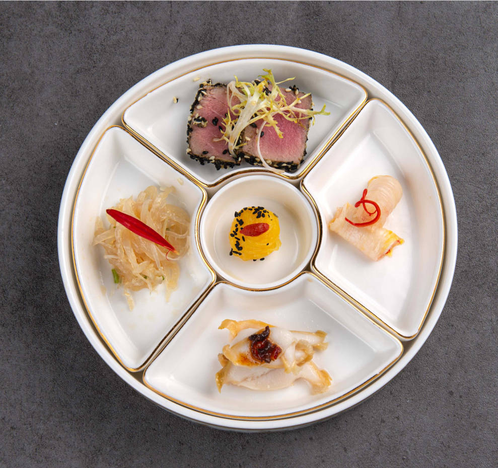 在马勒别墅用餐,率先上桌的是以京味特色冷菜为主的马勒迎宾碟.