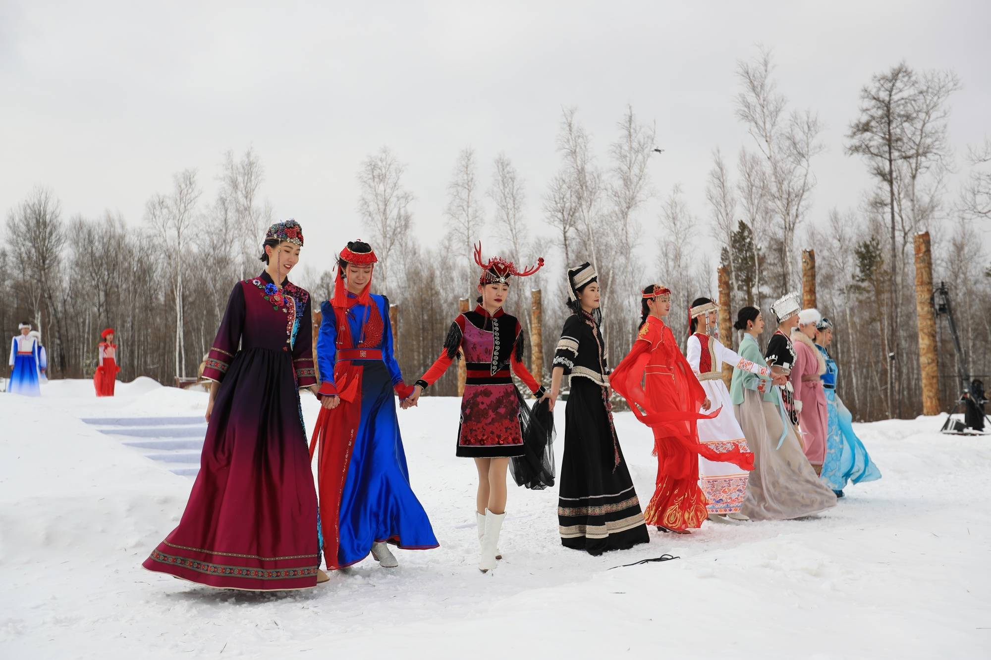 春雪中的鄂伦春服装大秀,你喜欢哪一个?_塔河_服饰_时尚