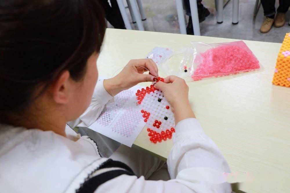 【镜观陇原】金塔县西南街社区开展"巧手慧心 串出精彩"串珠活动_居民