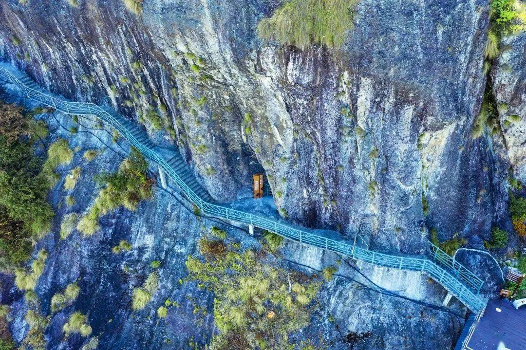 登上流石山,走走玻璃棧道,將田園美景盡收眼底.