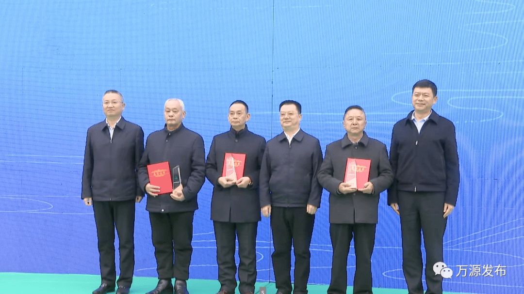 严卫东,肖小余共同为"四川白茶产业联盟"揭牌.