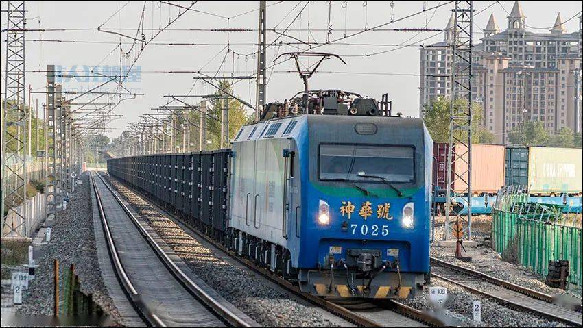 2022年9月17日.包神鐵路,神華號牽引上行空車接近東勝站.2022年10月.