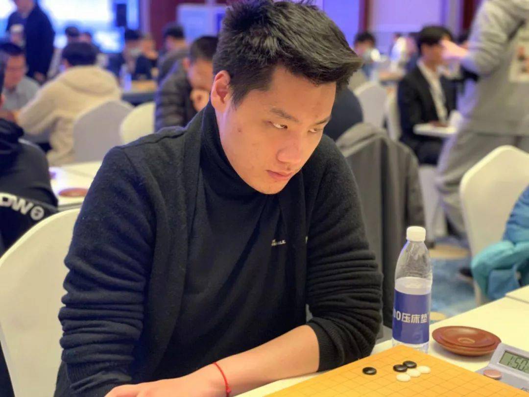 美女老师谢少博二段签到△娄洛宁老师(左)对弈中△李康老师(左)对弈