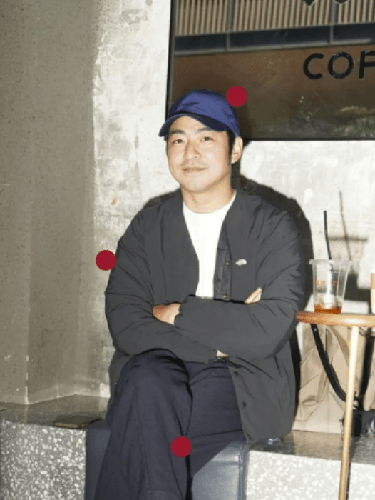 谢帆艺术家,毕业于四川美术学院.