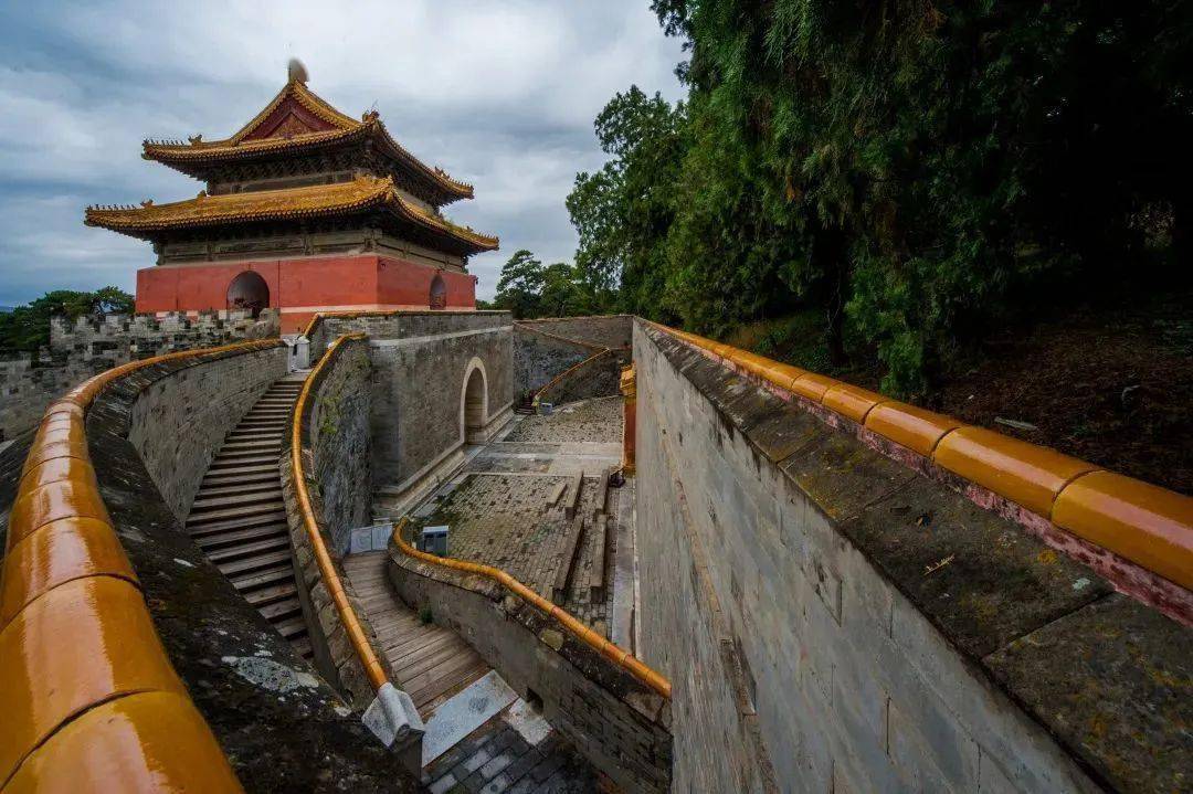 其外墙是宝城城墙,内圈是琉璃瓦盖顶的宝顶宇墙,将宝城中间的巨大土丘