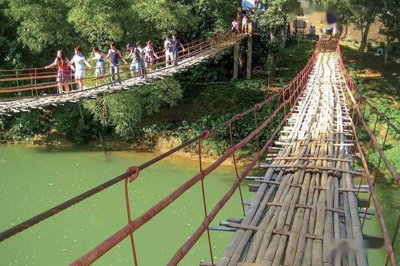 修建了竹索吊橋;公元前206年,我國陝西省漢中地區修建了樊河鐵索橋,以