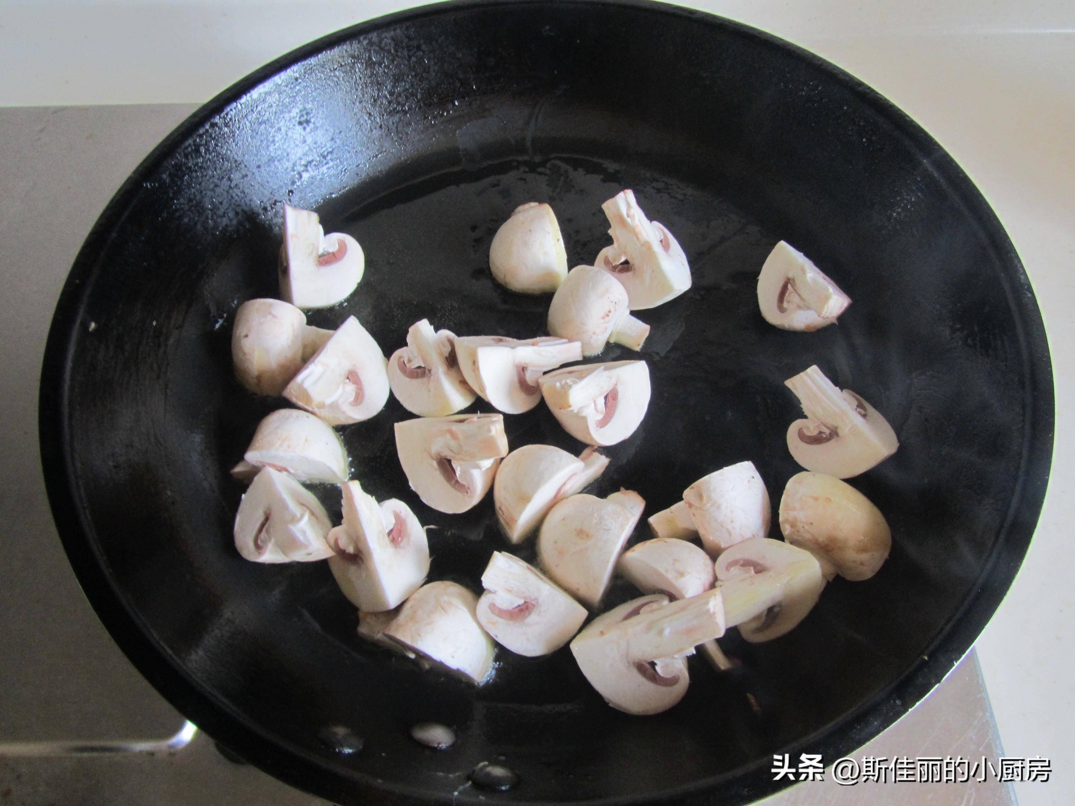 制作:1. 烧热锅放入少许油, 加入准备好的口蘑块进锅翻炒几下;2.