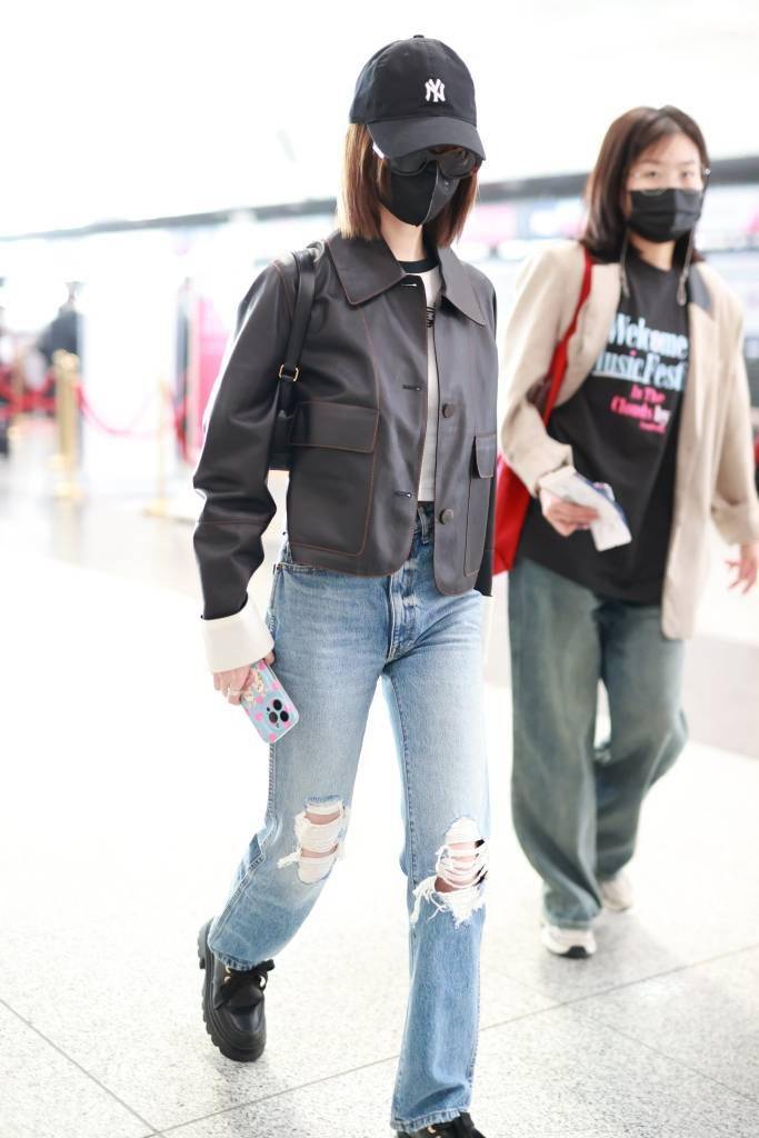 毛晓彤皮衣配破洞牛仔裤造型现身机场 简约休闲风学起来_北京_棕色