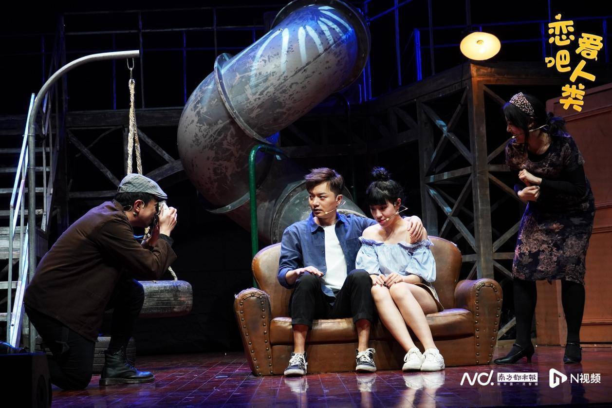 ����Ϸ���գ������黨����6����̨���н���Ц����