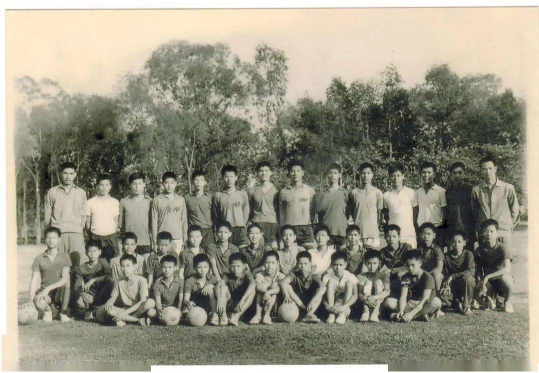 1974年,足球班又加入了出生于1961年的球员,包括赵达裕,李超波,刘均洪
