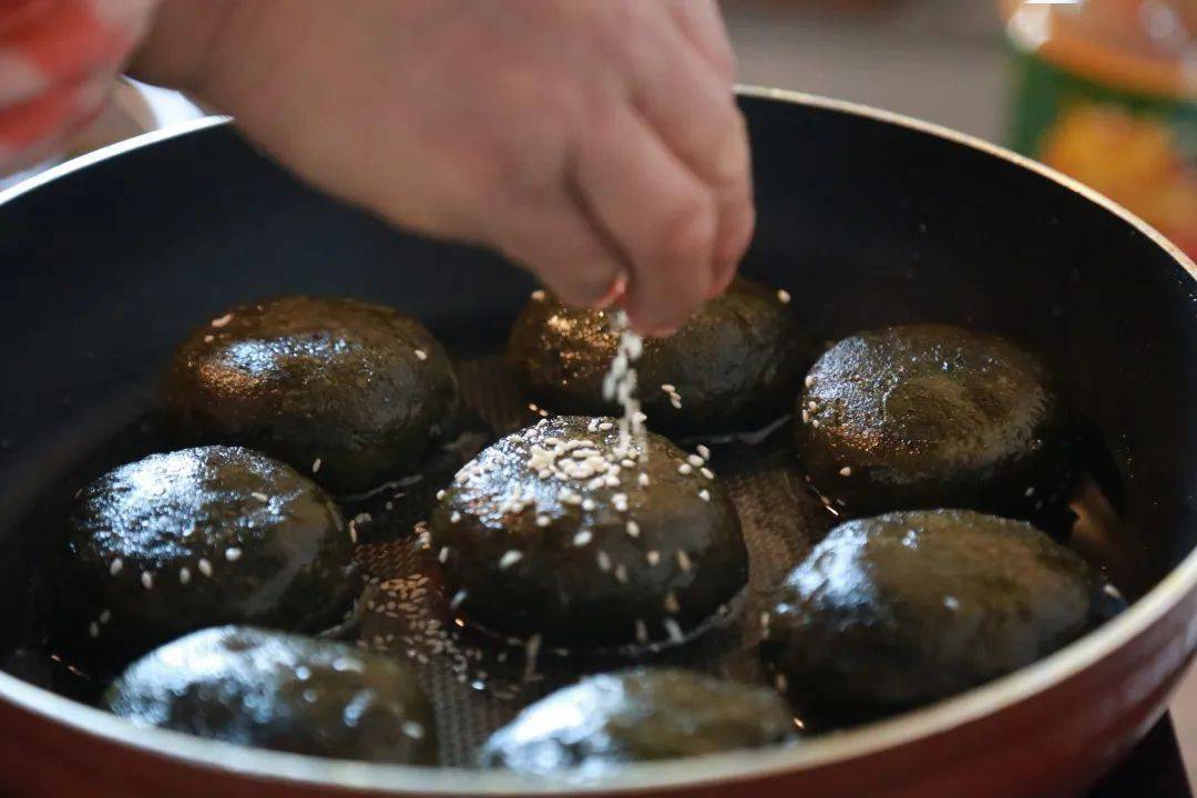 麦芽塌饼其貌不扬,但制作的工序却相当繁复.