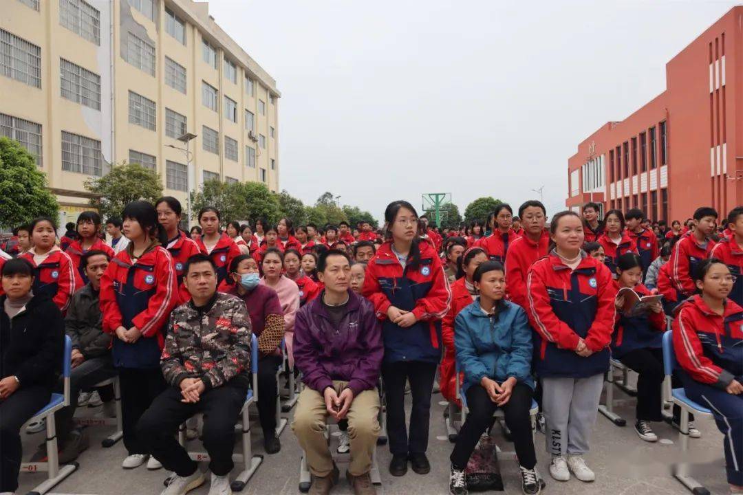 不要让爱你的人失望——临桂区五通镇初级中学开展励志教育活动_孩子