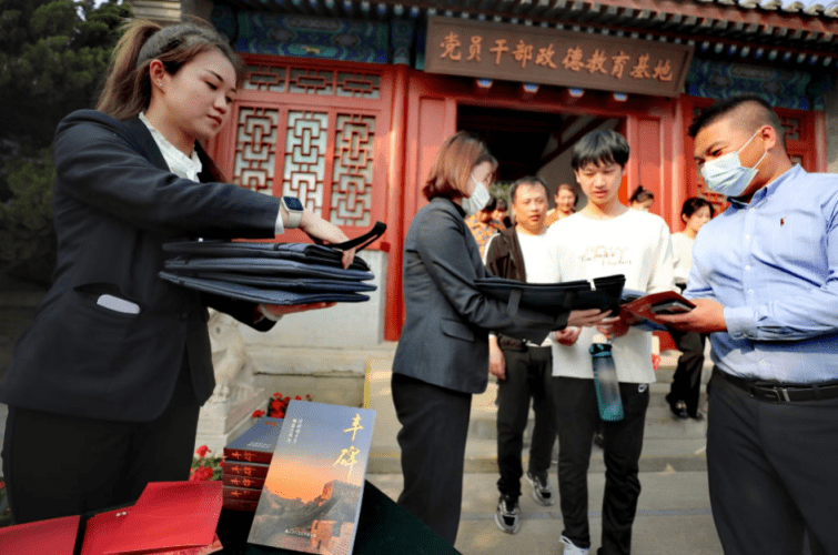 八宝山革命公墓开展鲜花祭奠办事，设11座免费鲜花祭台