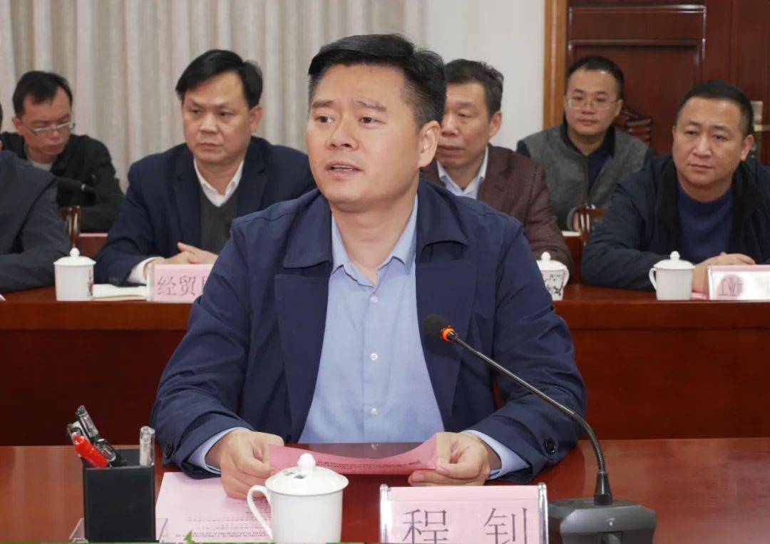 黄卫东在致辞中指出,钟山县交通便利,资源丰富,是中国长寿之乡,广西