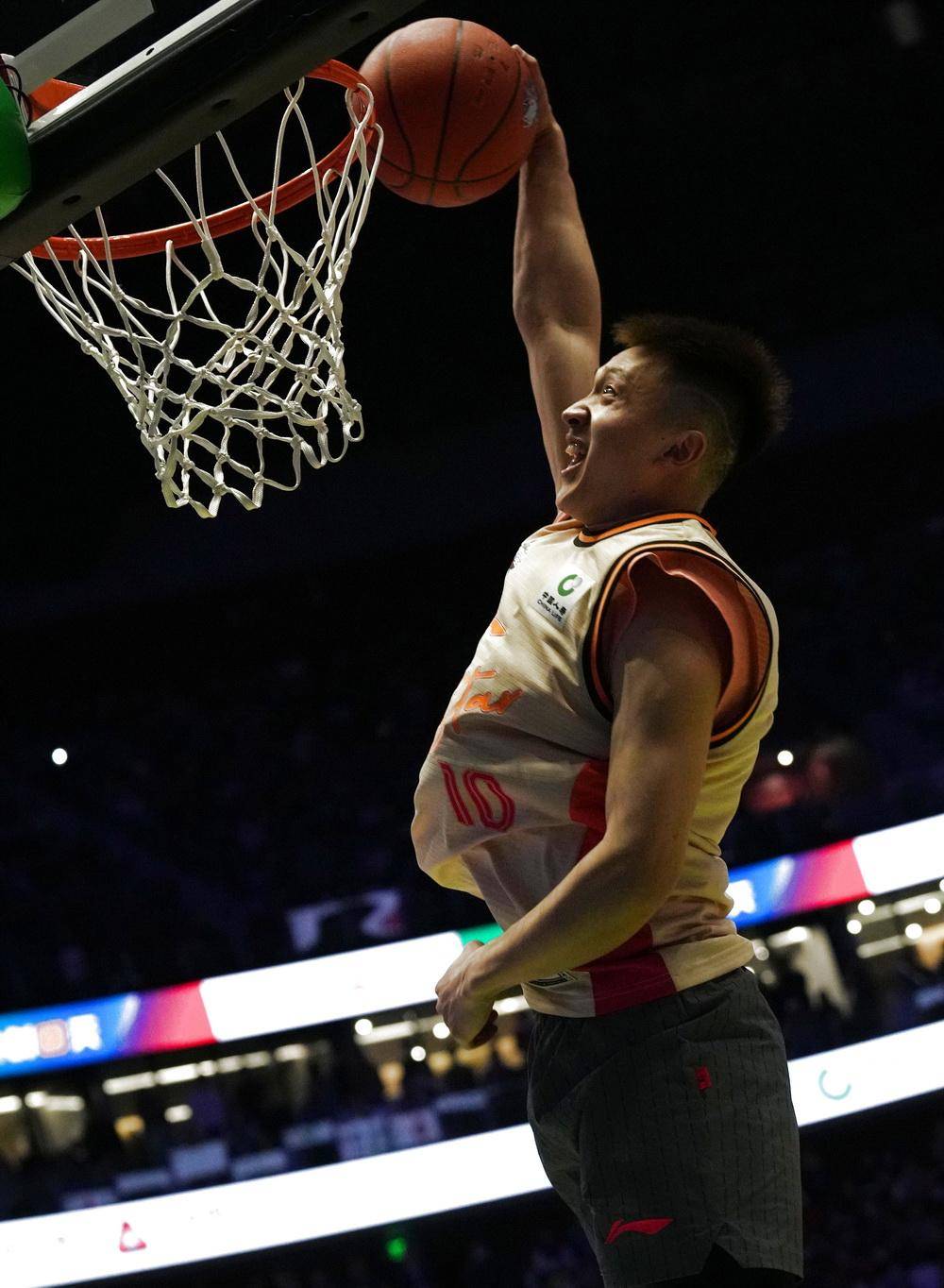 杨浩在2023中国大学生篮球联赛(cubal)扣篮大赛中凭借四次高难度表演