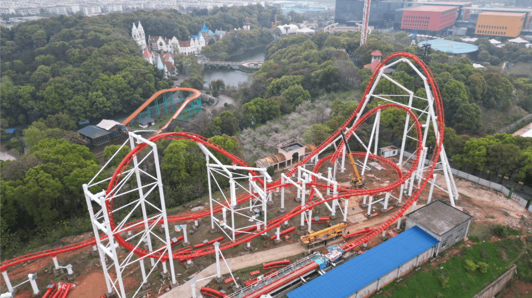 【弹射过山车】已加载99%!最顶部轨道安装已完成!_夜场_游乐_活动