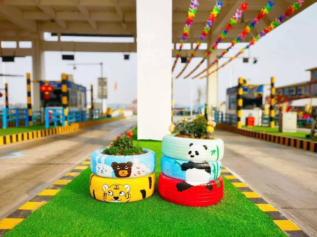 站利用低成本的废旧轮胎在安全岛上进行网红造景站所员工一起洗轮胎