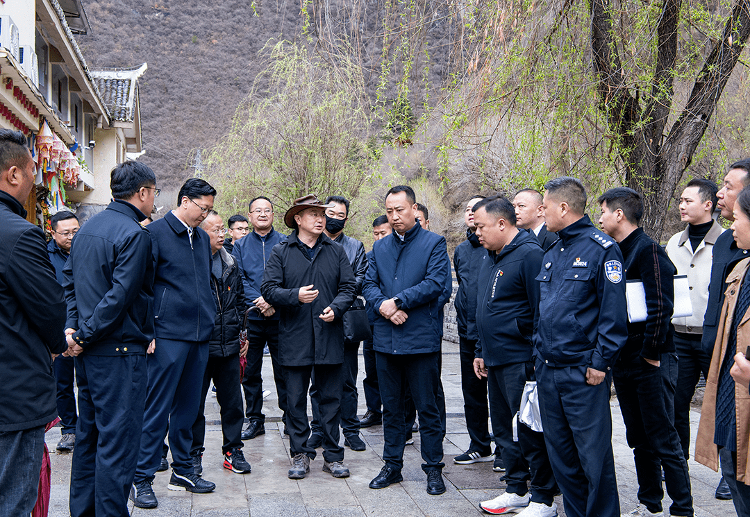 4月3日,县委书记,县长李为仁深入漳扎镇现场办公,检查指导基础设施