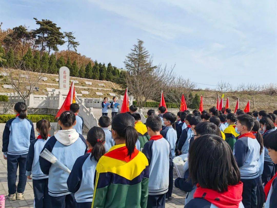 【提升群众满意度】"缅怀先烈,重温红色踪迹"——崮山中学清明祭英烈