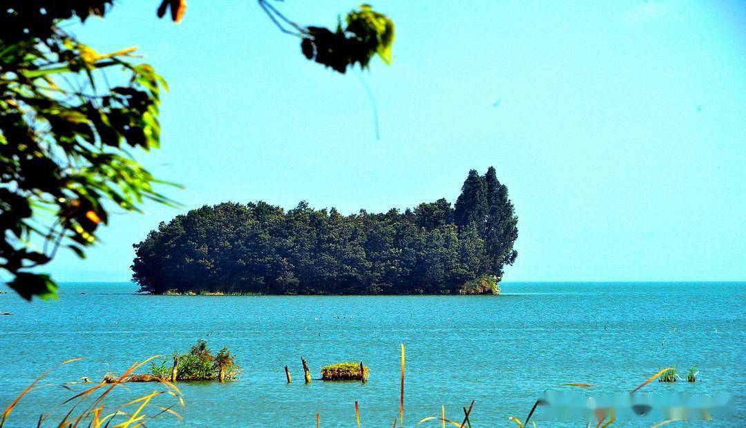 夕阳西下晚霞中的昆明滇池南岸"鲸鱼岛"_小岛_晋宁_海埂