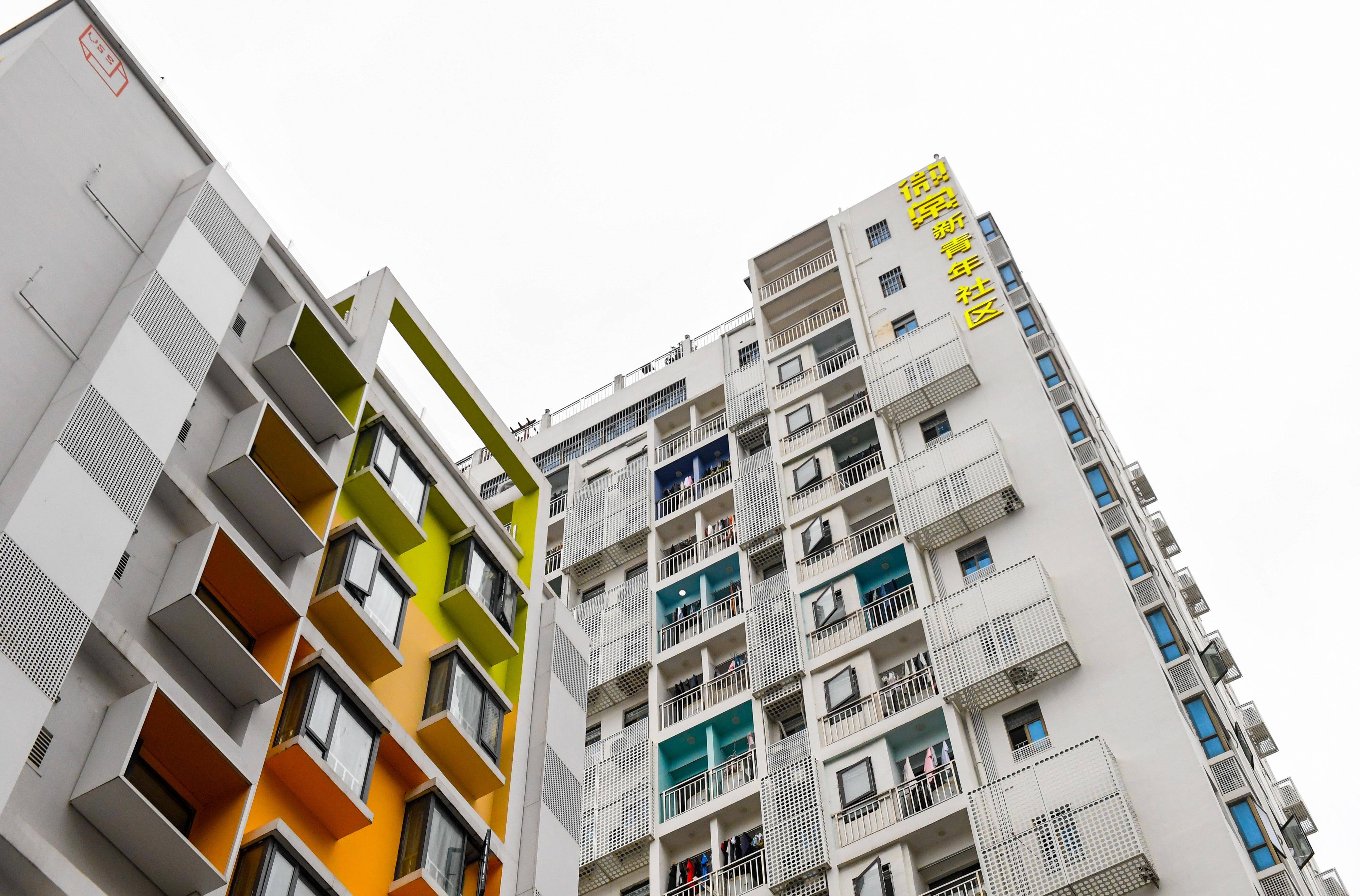 4月2日,在深圳市龙华区元芬村拍摄的改造后的青年公寓外立面