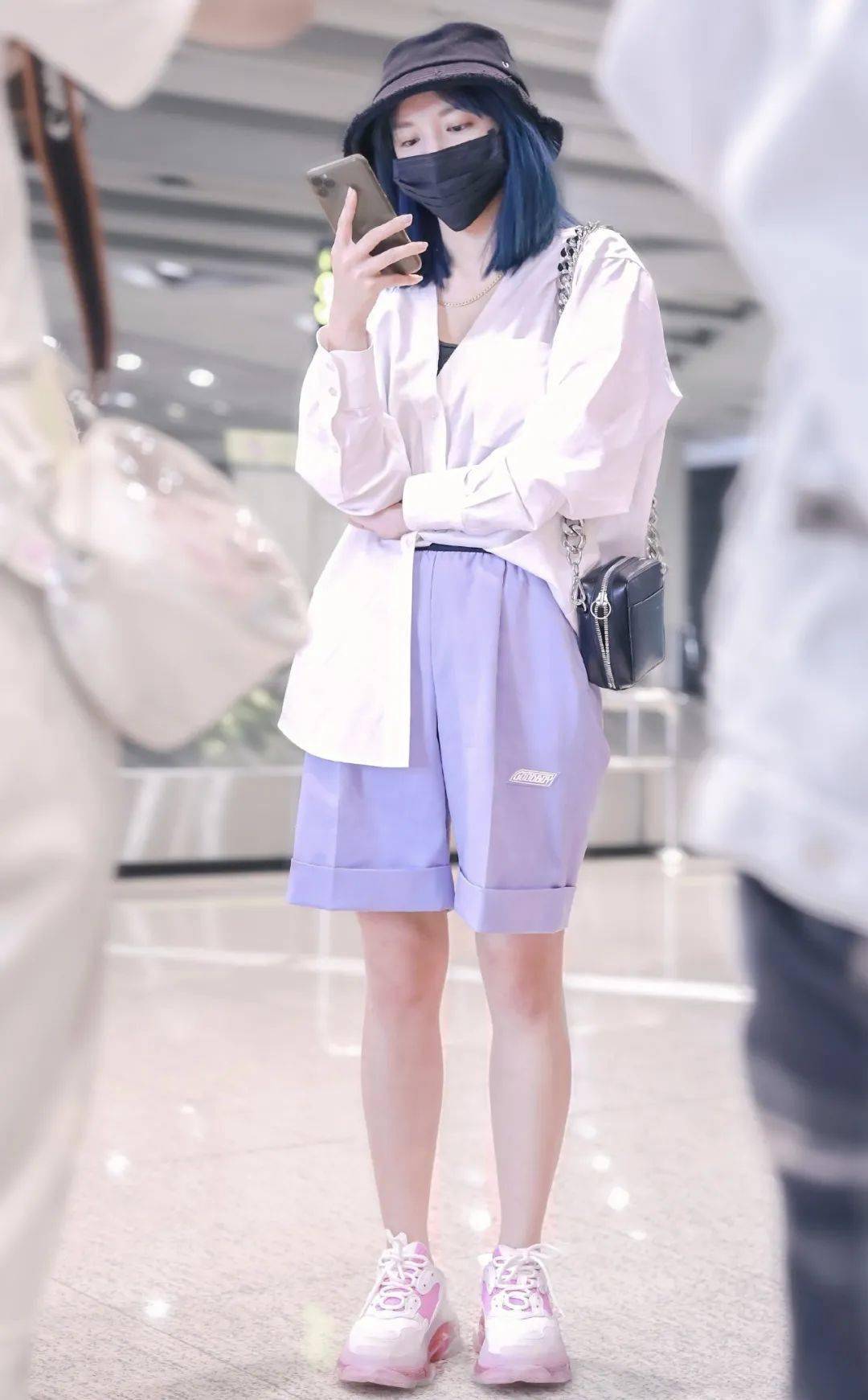 蓝发的程潇好美腻,穿白色套装青春时髦,像从漫画中走出来一样_蓝色