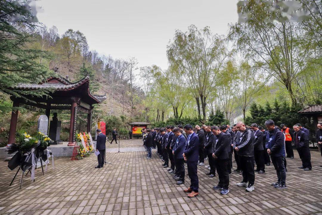全体人员在马海明纪念碑下肃立默哀一分钟,河南景盛文旅集团有限公司