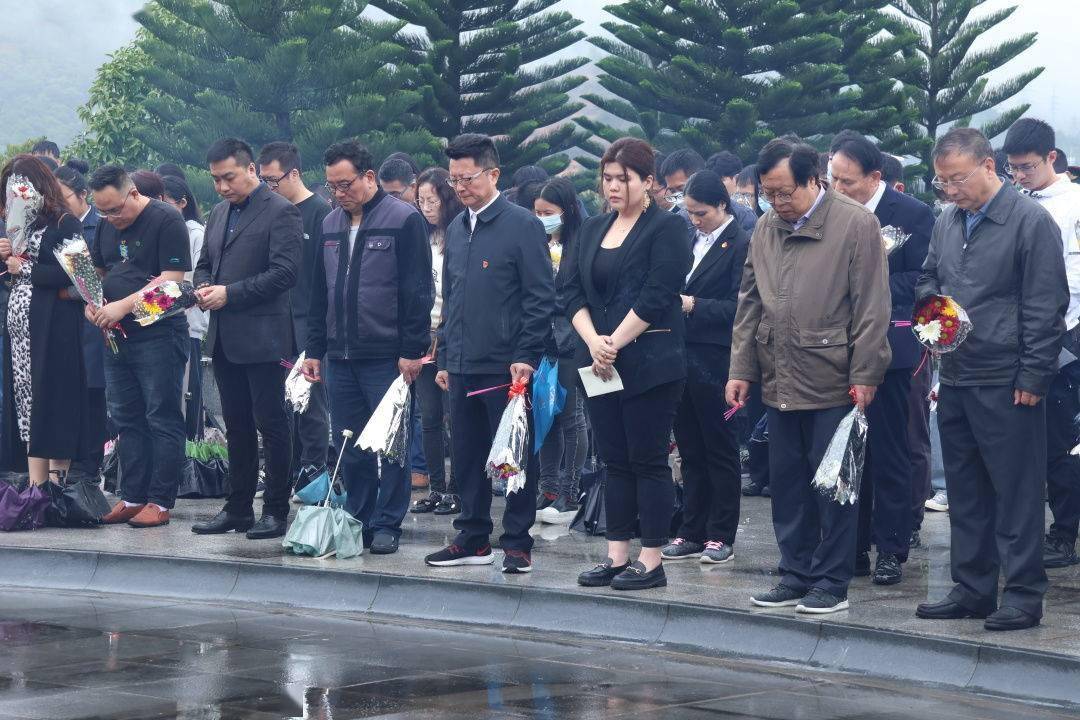 仰恩大学组织清明祭扫活动 缅怀校主吴庆星先生