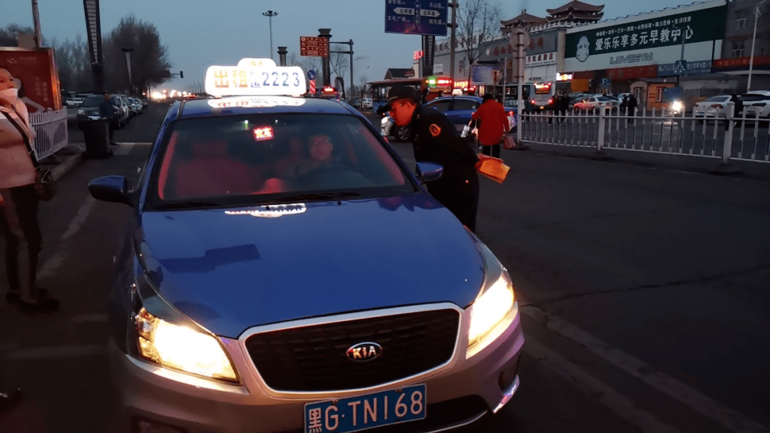 市交通运输局综合行政执法支队开展"引领出租车 共建文明城"志愿服务