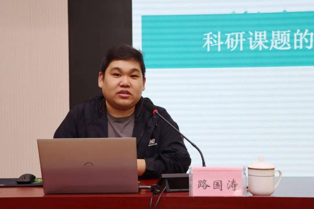 广陵区卫健委党委书记,主任陆建国主持活动并讲话.